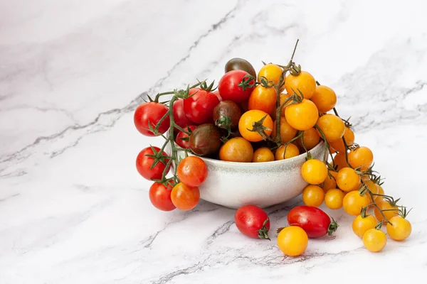 Tomates Cherry Maduros Sobre Fondo Blanco —  Fotos de Stock