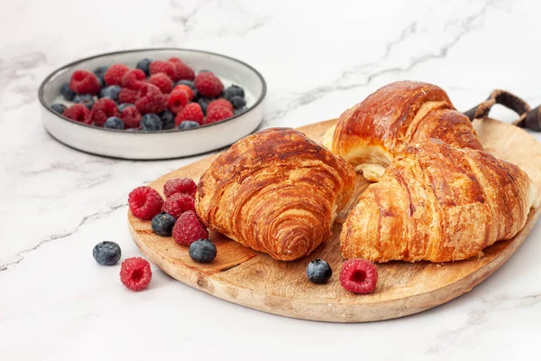 Delicioso Desayuno Con Cruasanes Frescos Bayas Maduras — Foto de Stock