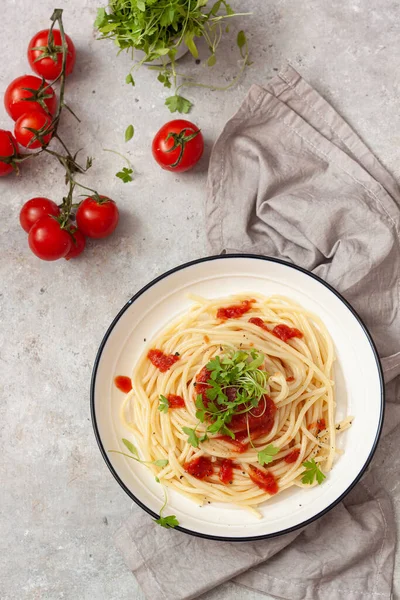 Spaghetti Tomato Sauce Parsley Sprouts — Stockfoto