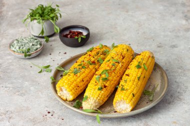 Tereyağlı haşlanmış mısır, kişniş ve kırmızı biber. Yaz yemeği