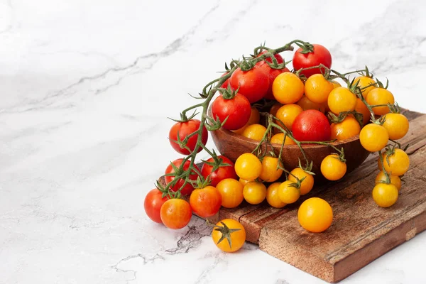 Tomates Cherry Maduros Sobre Fondo Blanco —  Fotos de Stock