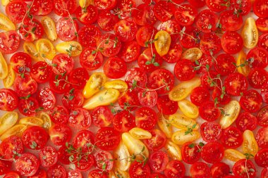 Taze kırmızı ve sarı kiraz domatesleri tavada. Web arkaplanı, tarif, katalog baskısı için tasarım ögesi. Üst görünüm.