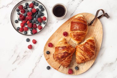 Lezzetli kahvaltı taze kruvasanlar ve olgun çilek ile 