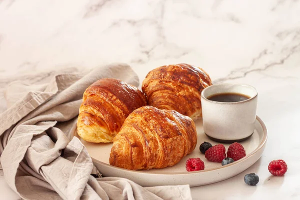 Delicioso Desayuno Con Cruasanes Frescos Bayas Maduras Fondo — Foto de Stock