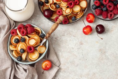 Mini krep gevreğiyle ahududu, nane ve yaban mersinli kase. Lezzetli kahvaltı.