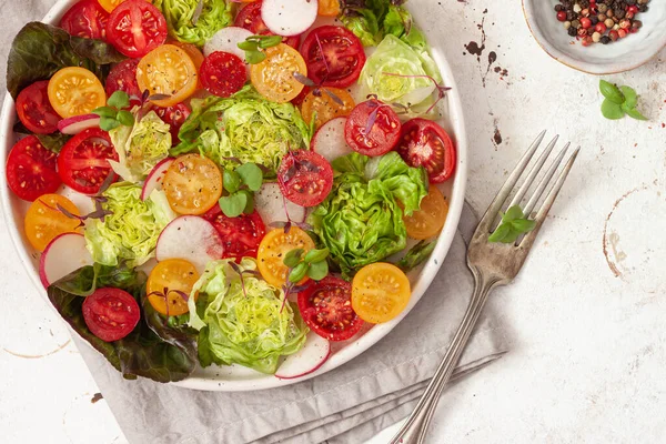 Salad Sayuran Sehat Tomat Segar Selada Dan Lobak Makan Sehat — Stok Foto