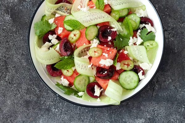 Frischer Salat Mit Wassermelone Gurke Kirschen Und Käse — Stockfoto