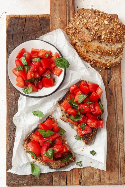 Bruschetta Met Tomaten Kruiden Olijfolie — Stockfoto