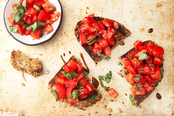 Bruschetta Met Tomaten Kruiden Olijfolie — Stockfoto