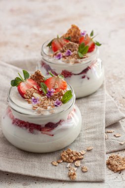 Çilek ve granüllü ev yapımı yoğurt. Sağlıklı kahvaltı.