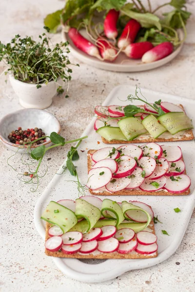 Gezonde Broodjes Met Roomkaas Voorjaarsgroenten Krokant Roggebrood — Stockfoto