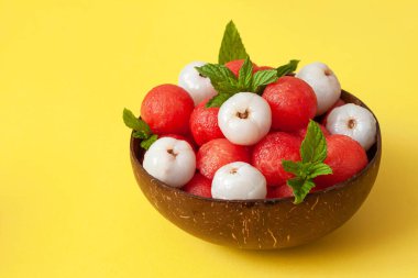 karpuzlu meyve salatası ve liçi.