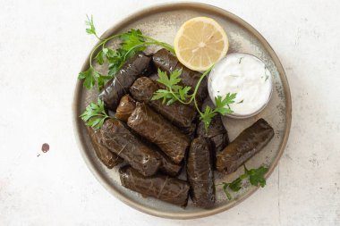 Dolma - pirinç ile doldurulmuş üzüm yaprakları. Geleneksel Kafkas, Türk ve Yunan mutfağı