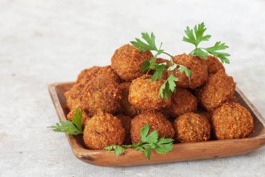 Vejetaryen yemeği. Baharatlı nohut köftesi.
