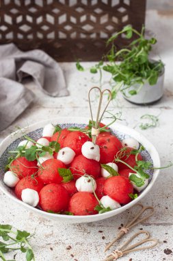 Karpuzlu salata ve mozzarella peyniri.