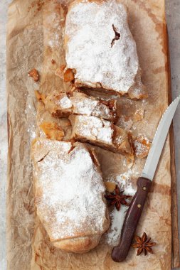 Tarçınlı elmalı turta ve kırsal masada taze elmalar. 