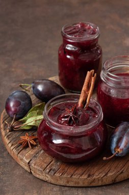 Cam kavanozlarda taze erik ve tarçın reçeli