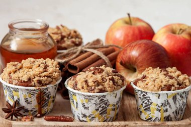  Elma ve tarçınlı kekler. 