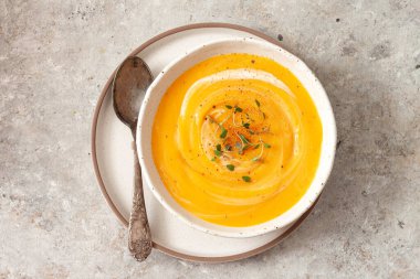 Kekikli balkabağı çorbası, krema ve balkabağı tohumu.