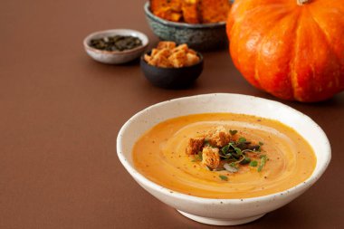 Kekikli balkabağı çorbası, krema ve kabak çekirdeği..