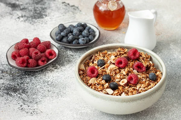 Taze dutlu ev yapımı granola. Sağlıklı Kahvaltı.