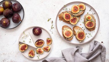 Peynirli ve incirli kamembert peyniri. Üst görünüm