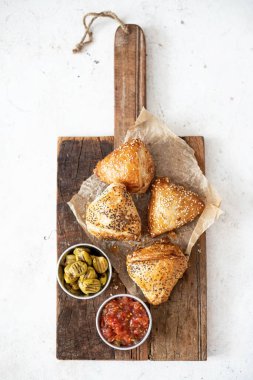 Peynirli ve mantarlı bürolar.