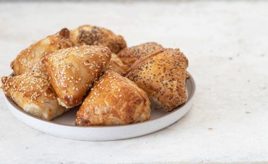 Peynirli ve mantarlı bürolar.