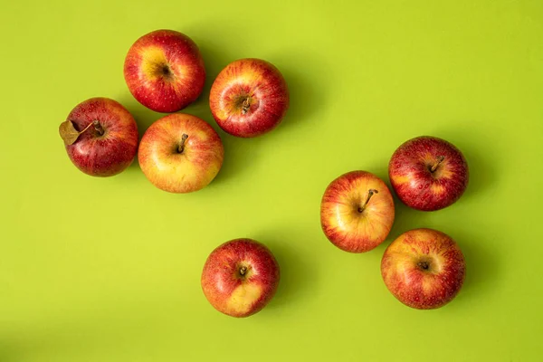 Fresh Ripe Apples Green Background Top View — Stock Photo, Image