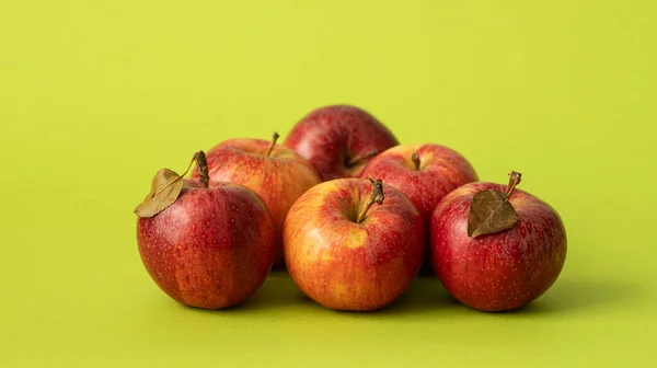 Fresh Apples Green Background — Stock Photo, Image