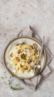 Mantarlı makarna, kremalı sos ve parmesanlı peynir.