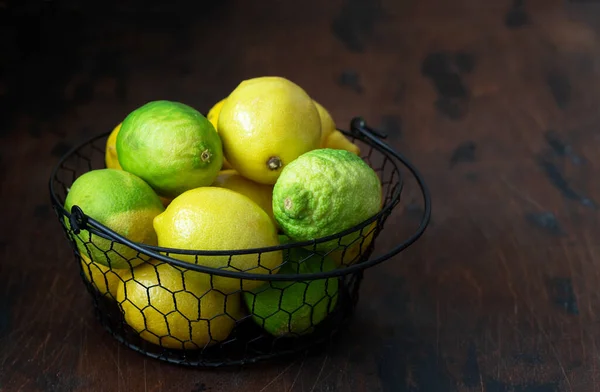 Verse Citroenen Limoenen Een Mand Stockafbeelding