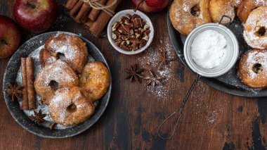 Fındıklı, tarçınlı ve pudra şekerli elmalı çörek.