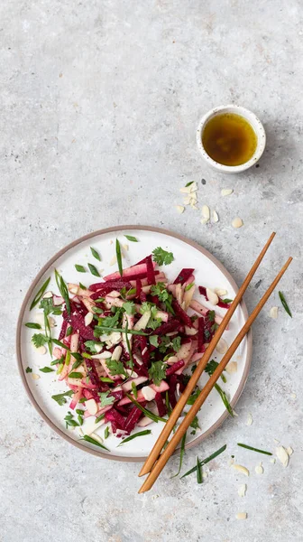 Salada Picante Estilo Asiático Com Beterraba Maçãs Amêndoas — Fotografia de Stock