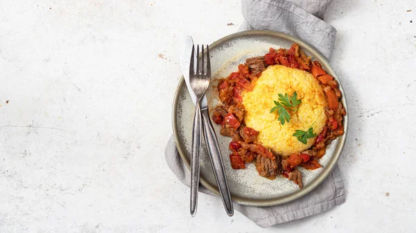 Gachas Cebada Perlada Con Carne Verduras Sobre Fondo Madera —  Fotos de Stock