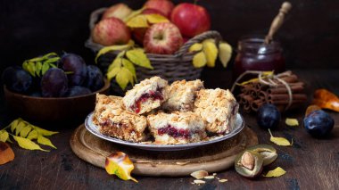 Elma ve erik reçelli ev yapımı turta