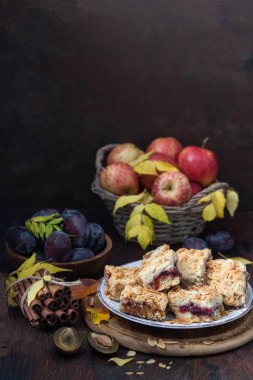 Elma ve erik reçelli ev yapımı turta