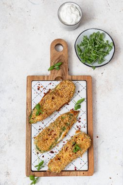 Peynirli ve baharatlı fırında kabak. Vejetaryen sandviçi.