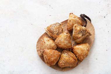 Peynirli ve mantarlı bürolar.