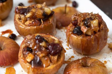 Ceviz, kızılcık ve granola ile doldurulmuş fırında elma.