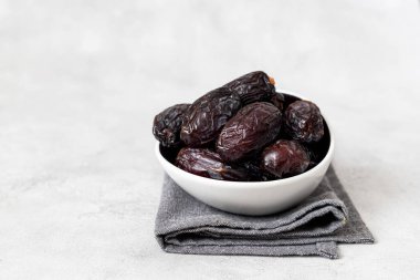 Arka planda sulu organik Medjool tarihleri