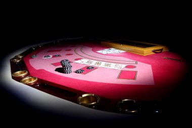 Kartlar ve jetonlar ile kırmızı poker masası.