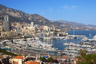 Mavi bir arka plan üzerinde Monako koyunda Gemiler.
