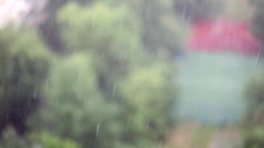 Yazın büyük bir şehirde yağmur yukarıdan bir manzaradır. Damlalara odaklan. Odak değiştiriliyor.