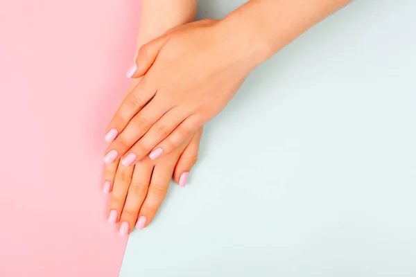 Elegante manicure rosa feminino na moda . — Fotografia de Stock