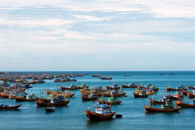 Denizde balıkçı tekneleri