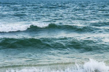 Beyaz dalgalar kumsalda