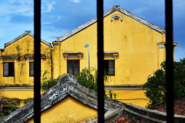 Eski sarı özel evler pencereden görünümü