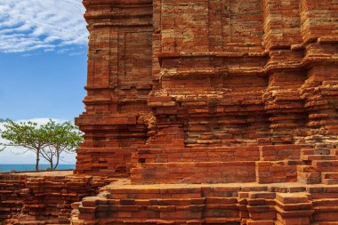 Tepedeki antik tapınak. Fotoğraf Phan Thiet, Vietnam'da çekildi.