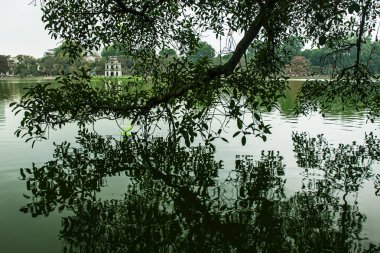 Hoan Kiem gölünde yüzen tapınak, Hannoi, Vietnam